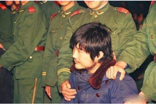 西安悍匪魏振海:唯一不认罪却被执行死刑的悍匪,枪毙前仰天大笑