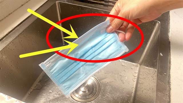 口罩用完就扔太浪费，老保姆：教你1招变废为宝，解决厨房大难题