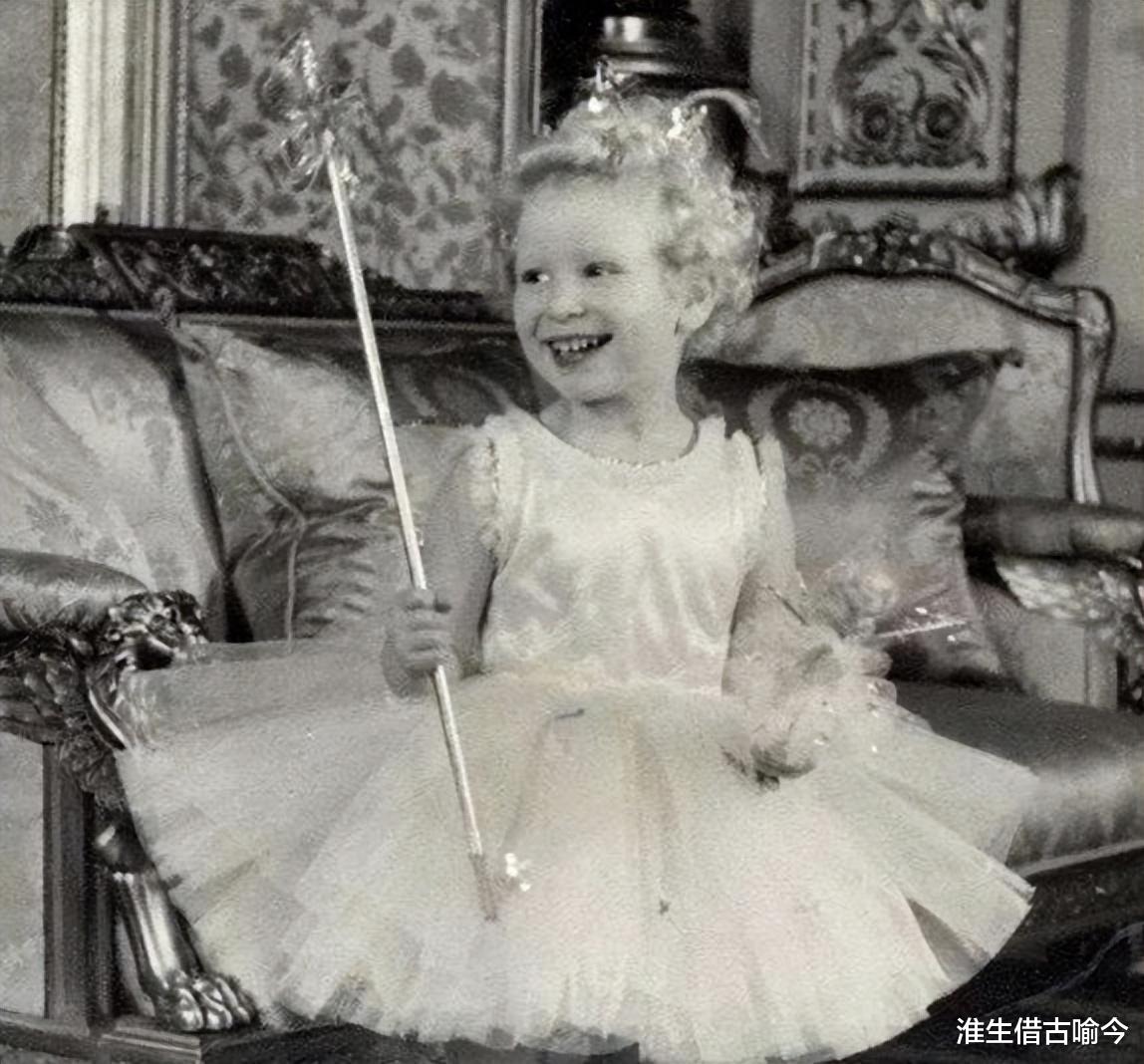 夏洛|夏洛特7岁了：曾替威廉给戴安娜写信，告诉奶奶，爸爸一直很想她