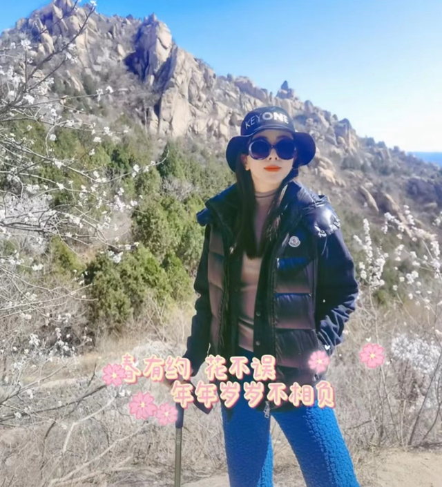 李思思|央视李思思带娃外出春游,穿着随意坐姿霸气,小腹凸起呈现幸福肥