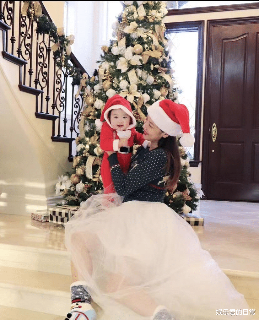 乐基儿|黎明前妻晒三代同堂照，父亲比富豪老公看着年轻，定居美国吃大餐