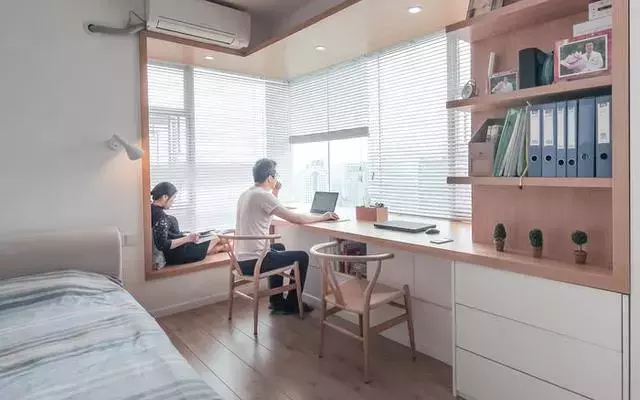 将飘窗改成书桌,它们俩真是绝配,太完美了