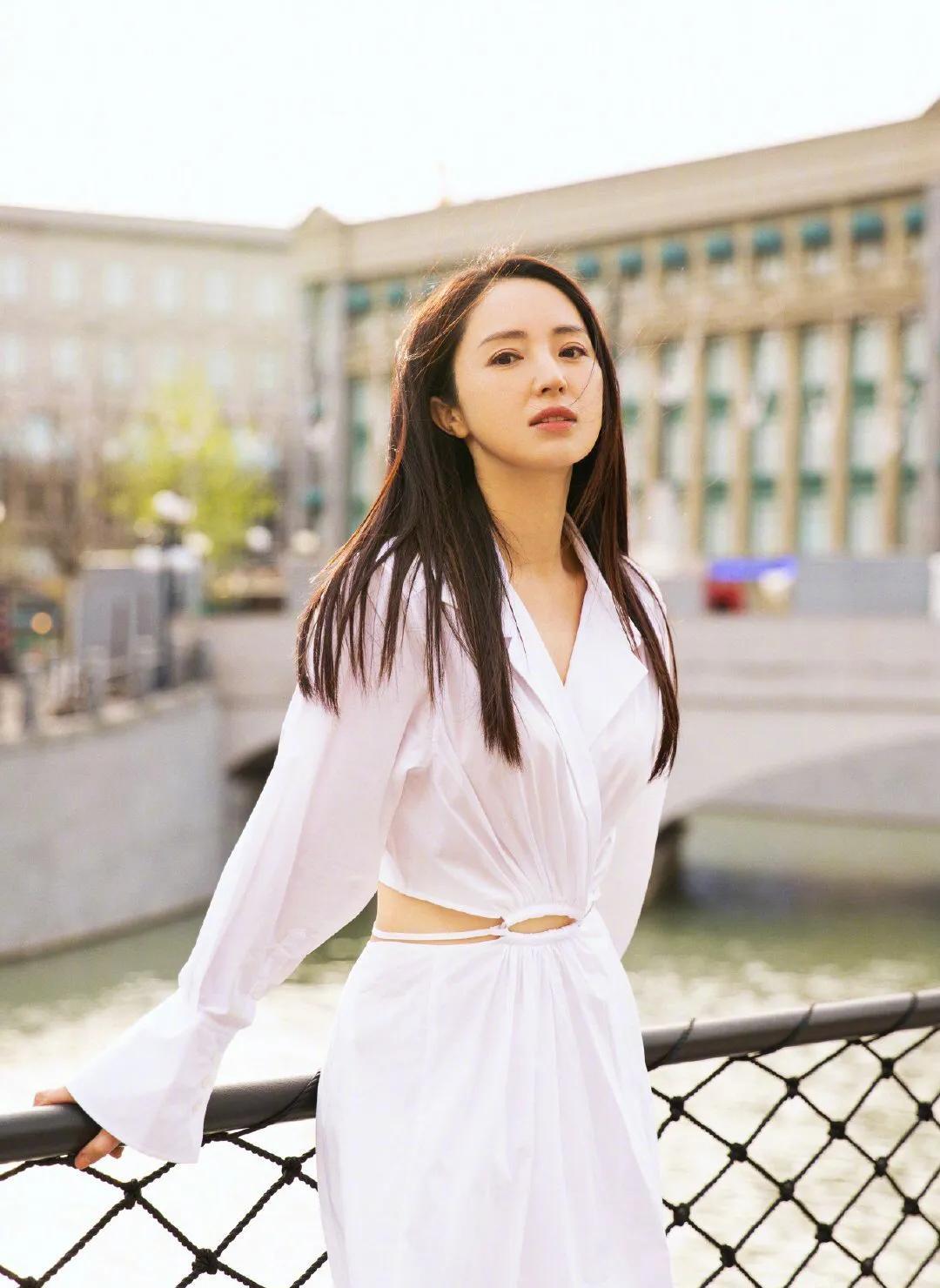 董璇|董璇营业大片，虽然美但眉头给人有心事的感觉