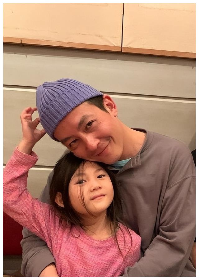 陈冠希晒全家广告大片,一手抱妻子一手抱女儿,一家三口又酷又飒