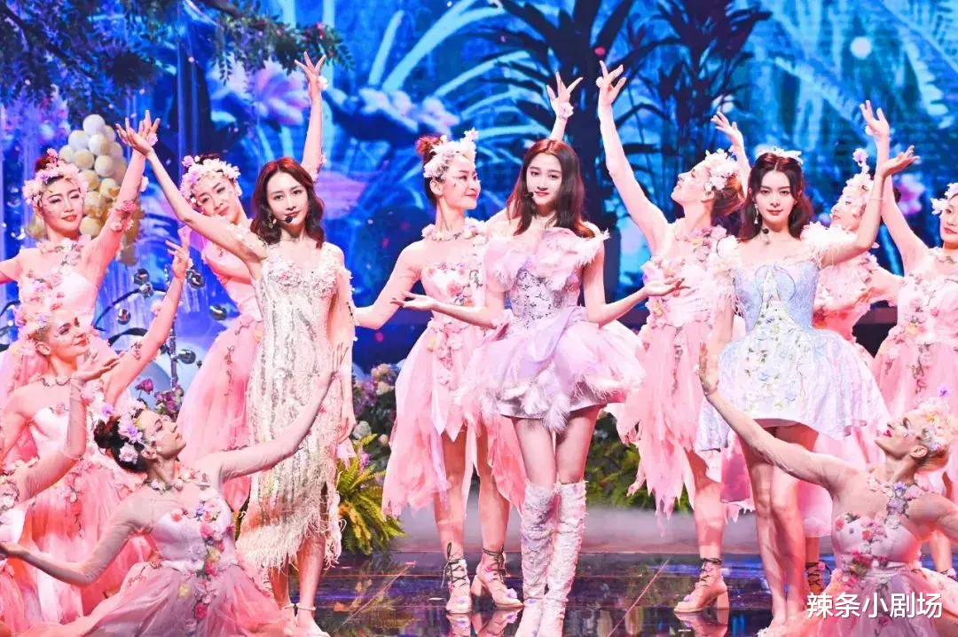 周深|6台春晚:周深连上3家卫视,关晓彤大长腿吸睛