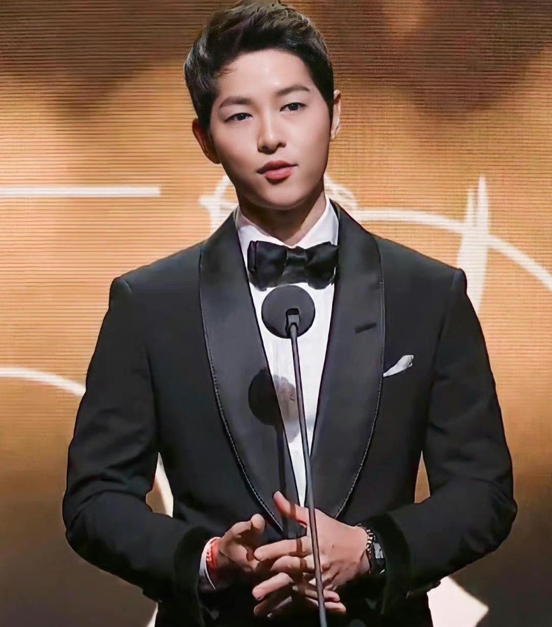 宋仲基|宋仲基出席艾美奖颁奖典礼,打扮精致状态不错,英文发言超有范儿