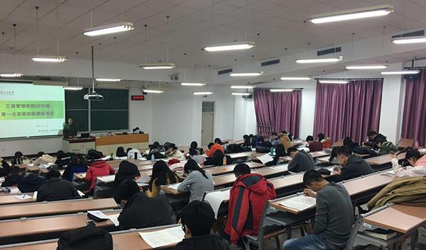 考试|女学生参加开卷考忘记带书，两手空空急得抓狂，网友：太老实了！