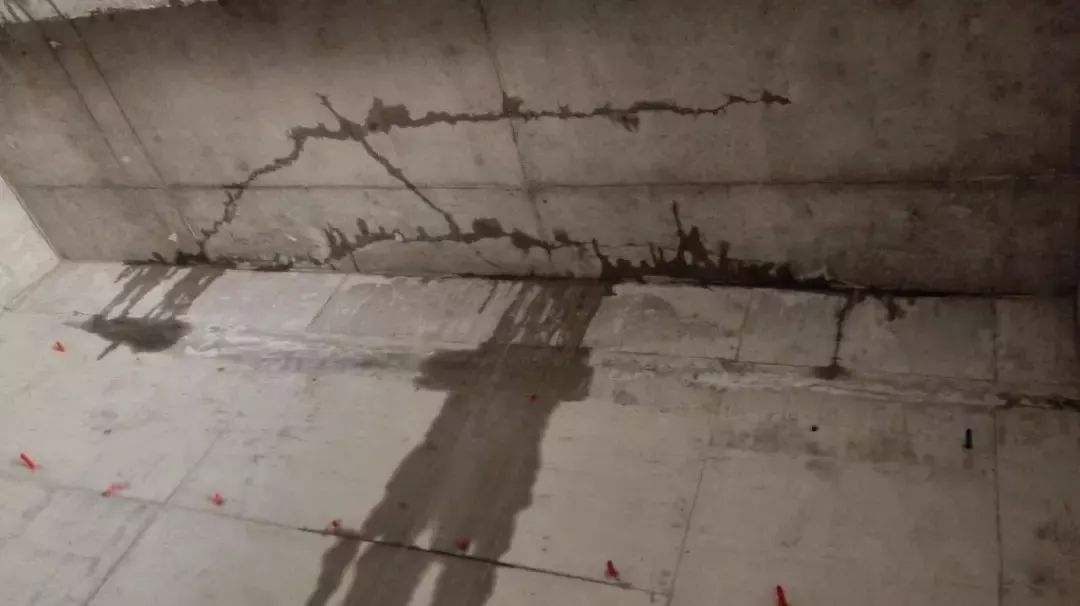 水泥加什么可以防水不开裂？