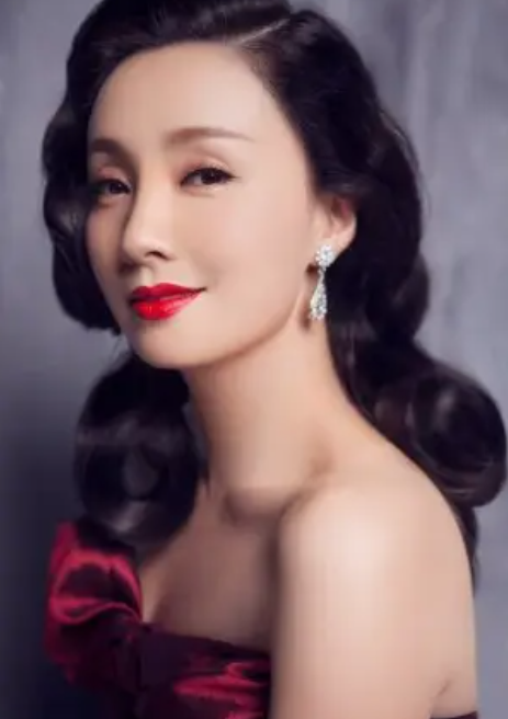 张庭|网传张庭夫妇机场小跑，大包小包似跑路？网友：怎么还没抓起来