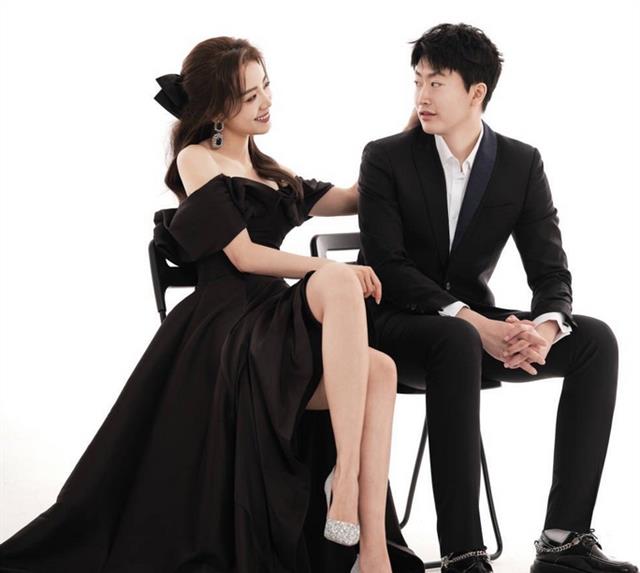 余霜|“我这个造型活力满满”，管泽元剃光头走红毯，余霜笑容直接尬住