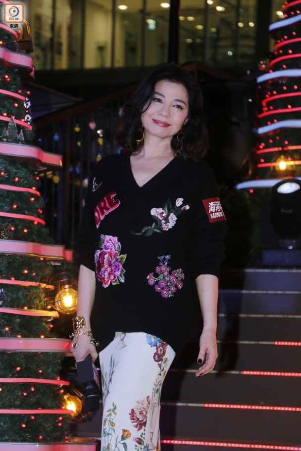 张曼玉 50岁就不能染红发吗?张曼玉高清近照吓到人,挑染红发是罪魁祸首