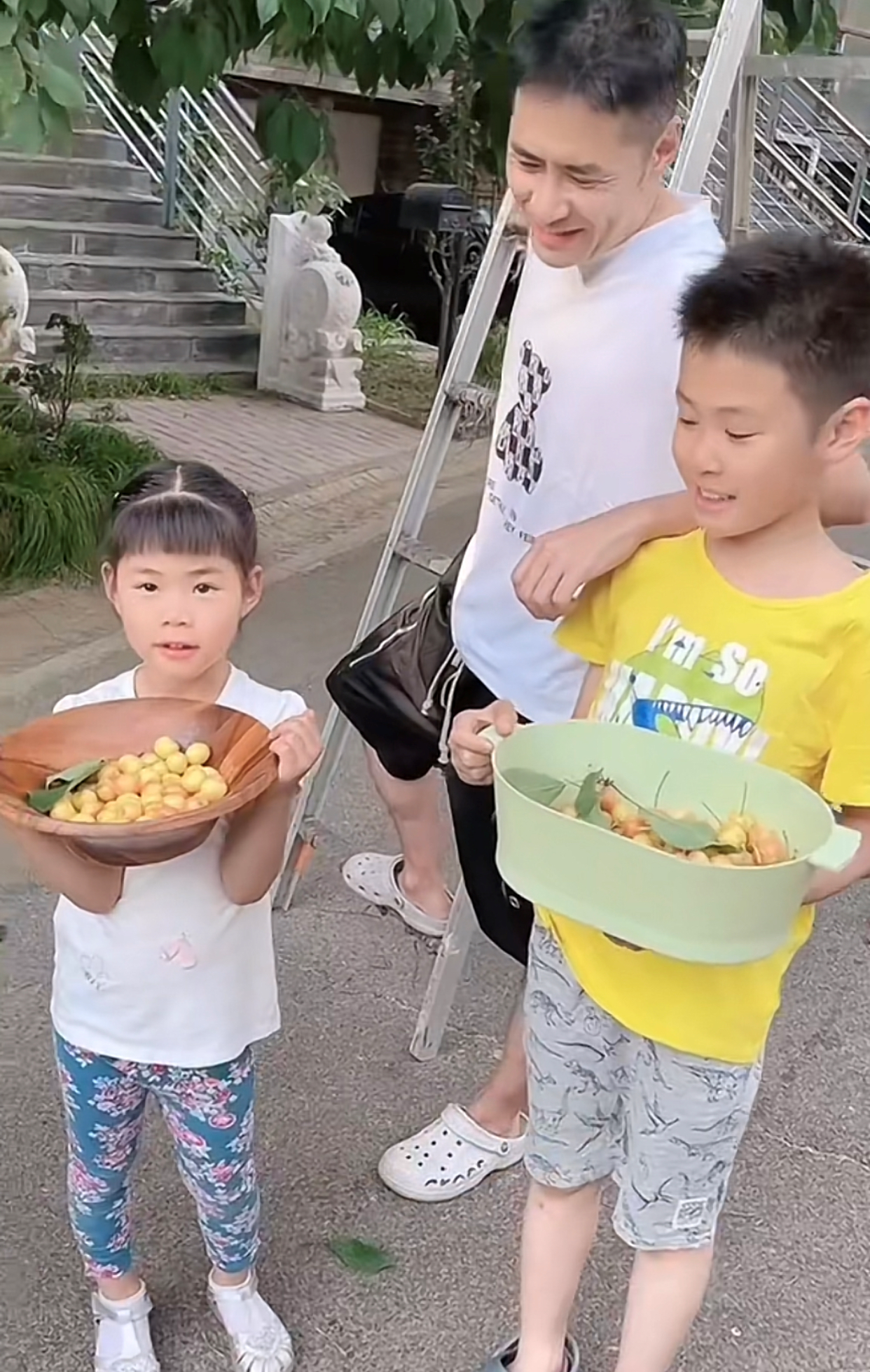 黄征|黄征在自家豪宅花园摘樱桃！儿女罕露面，妻子白皙身材佳