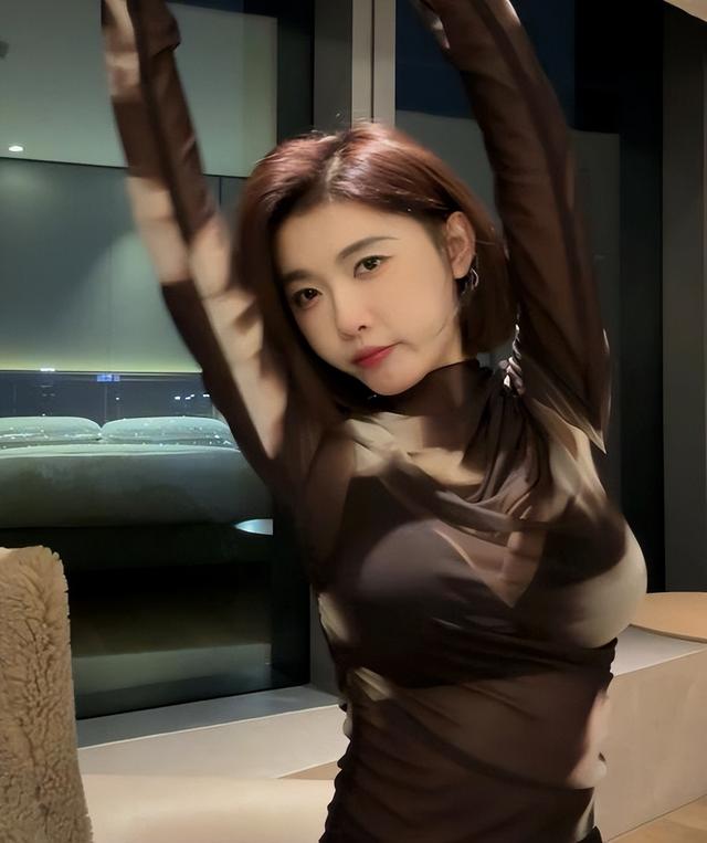 |网红“聂小雨”被质疑擦边，穿薄纱上衣秀身材，网友：少管闲事