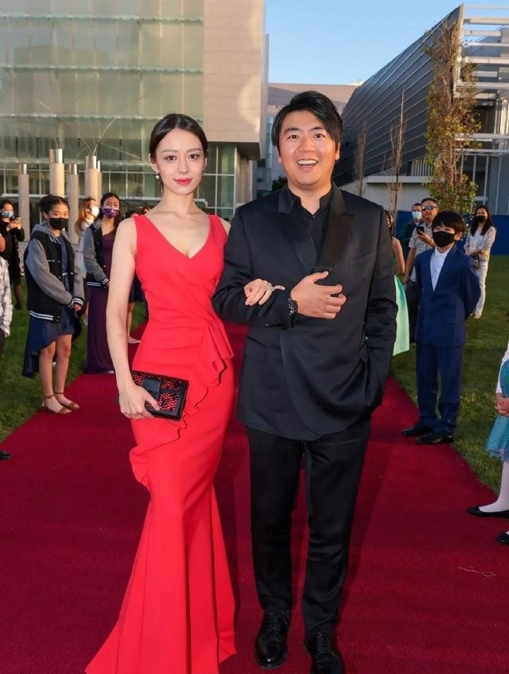 宋祖儿|郎朗面色黝黑身材圆润,吉娜细腰不及老公一半粗,红裙深v秀身材