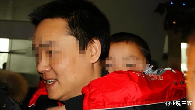 3岁男孩被拐1050天,人群中认出父亲,跑上前紧紧抱住不松手