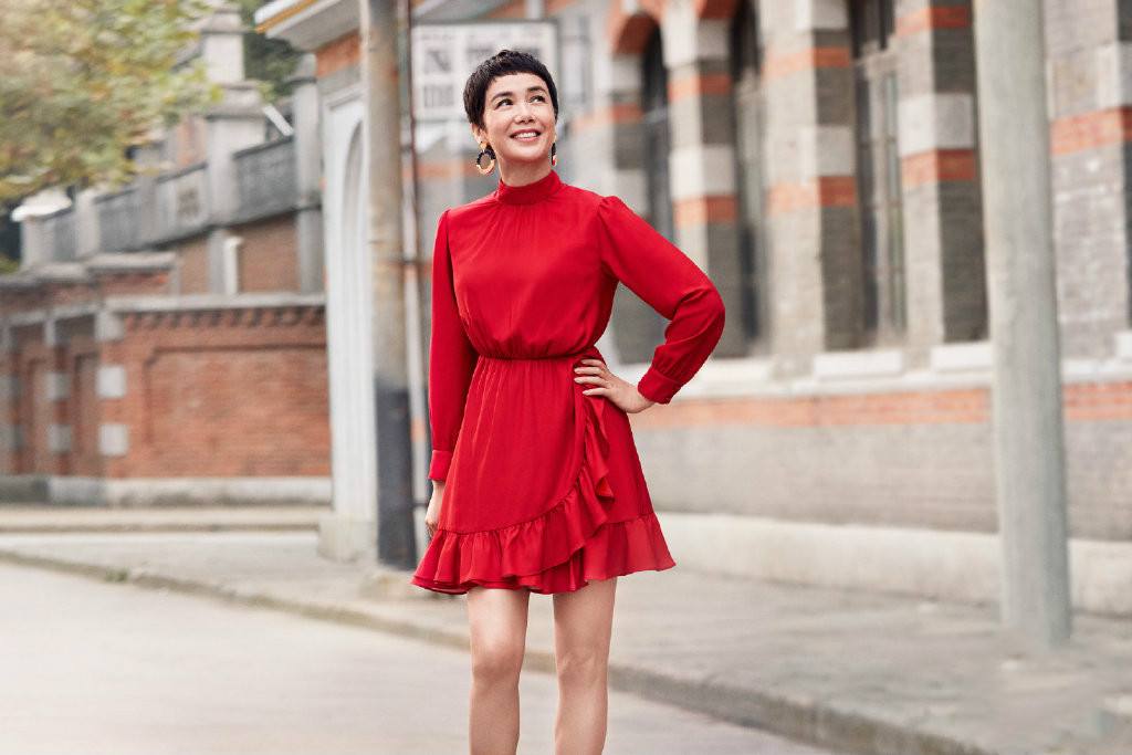 蒋雯丽|马思纯蒋雯丽一起街拍，远看似闺蜜，却是姨娘