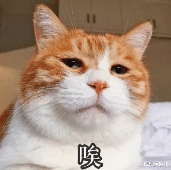 迪丽热巴|迪丽热巴现身机场做核酸，条纹上衣牛仔裤十分随性，休闲打扮下难掩好身材