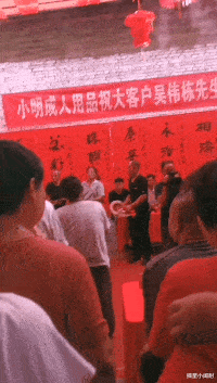 小伙骗41岁漂亮阿姨千里来约会，网友神评论：你千万不能伤害他！哈哈哈