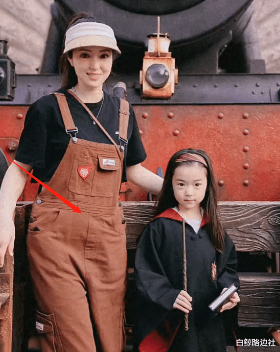 董璇|43岁董璇近照引热议!小腹突出明显疑怀孕,和小11岁绯闻男友稳定