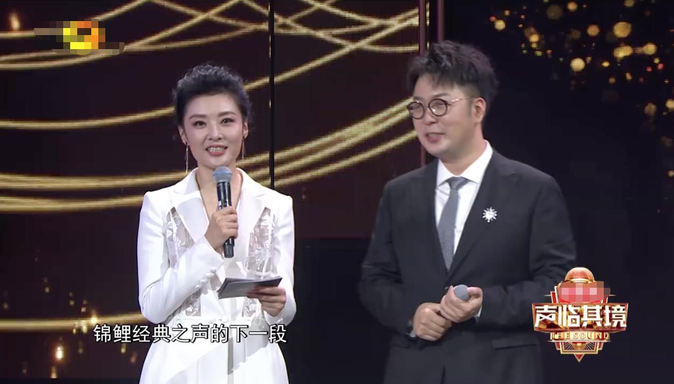 周涛|曝主持人周涛近况！穿着朴素高铁站排队，离开央视6年事业红火