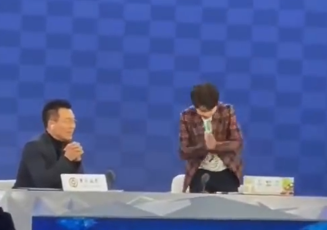 王濛|中国队夺首金！王濛站起来拍桌怒吼：我的眼睛是尺，黄健翔被吓懵