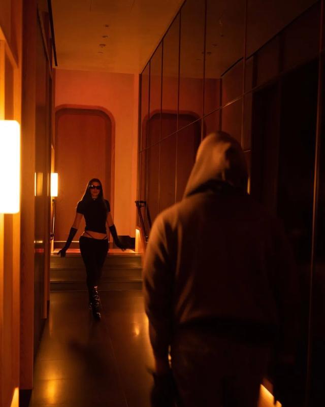 侃爷|官宣离婚后，他把情敌“活埋”了？网友：求求你，别在这发癫！