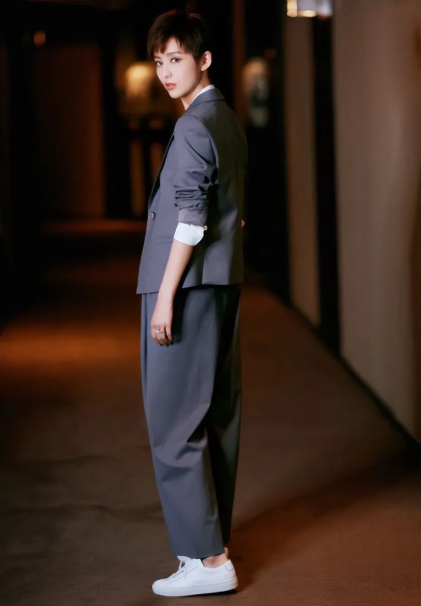 佟丽娅|佟丽娅换新发型堪比换了张脸！ “男人头”配灰西装，帅到认不出