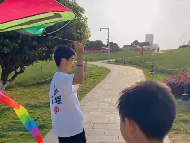 孙悦|孙卓正式开学，卓爸大包小包送他住校，孙悦：猜学校的等着被封口