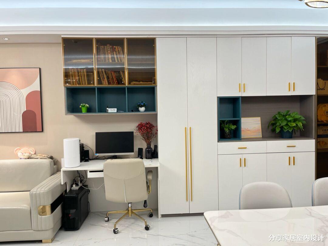 她家入住一个月后的新房,室内整洁干净很舒适,设计柜子很实用!