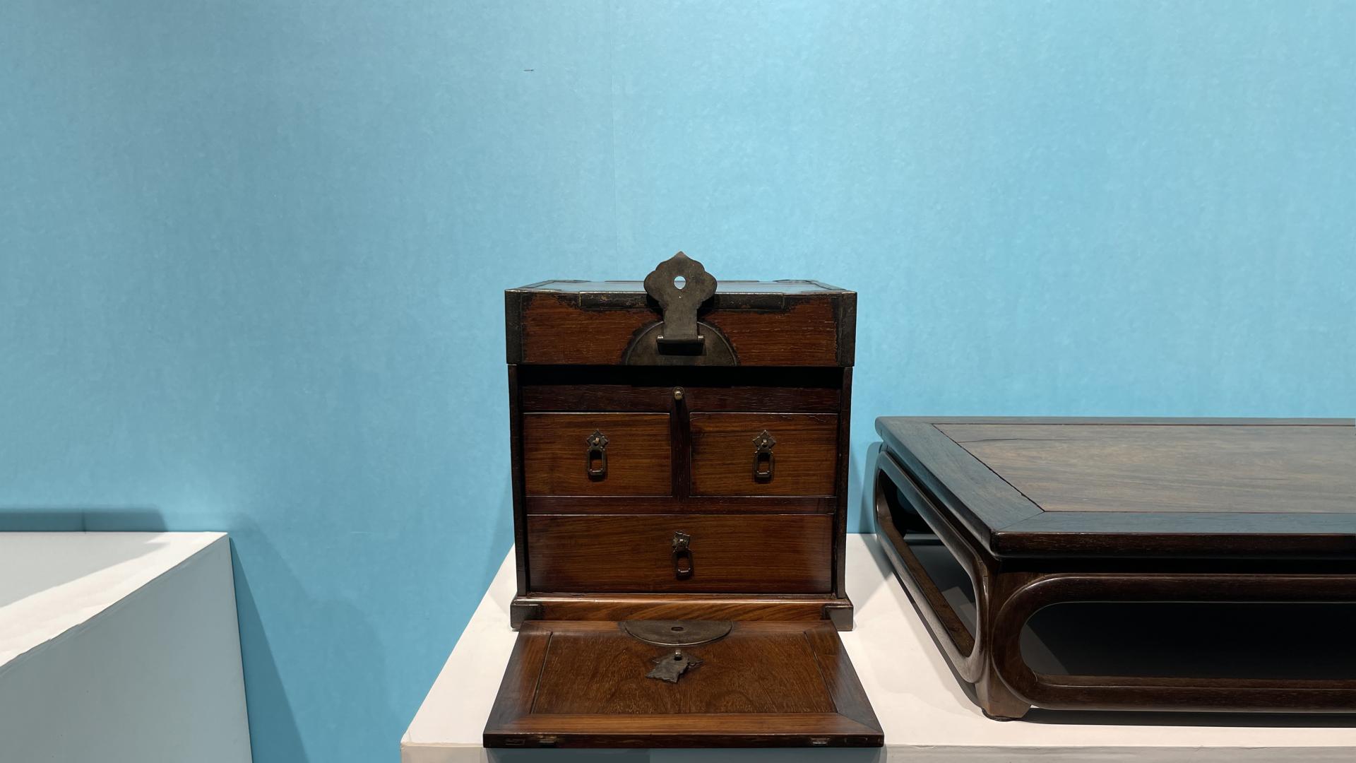 |插门背后三具抽屉，黄花梨方官皮箱9.2万成交