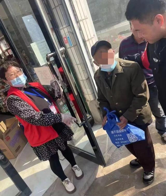 沈阳大爷报警:“四千块钱落在出租车上!”司机说“真没看见”!结果