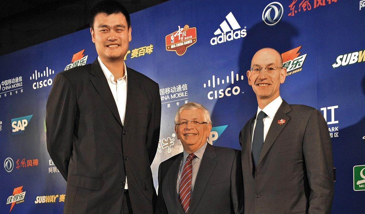 5年总额2亿！nba第一人交易风波，萧华为NBA做了什么？