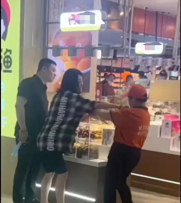 女子直接试吃售卖食品,被劝阻后辱骂员工,店家:已向商场反映