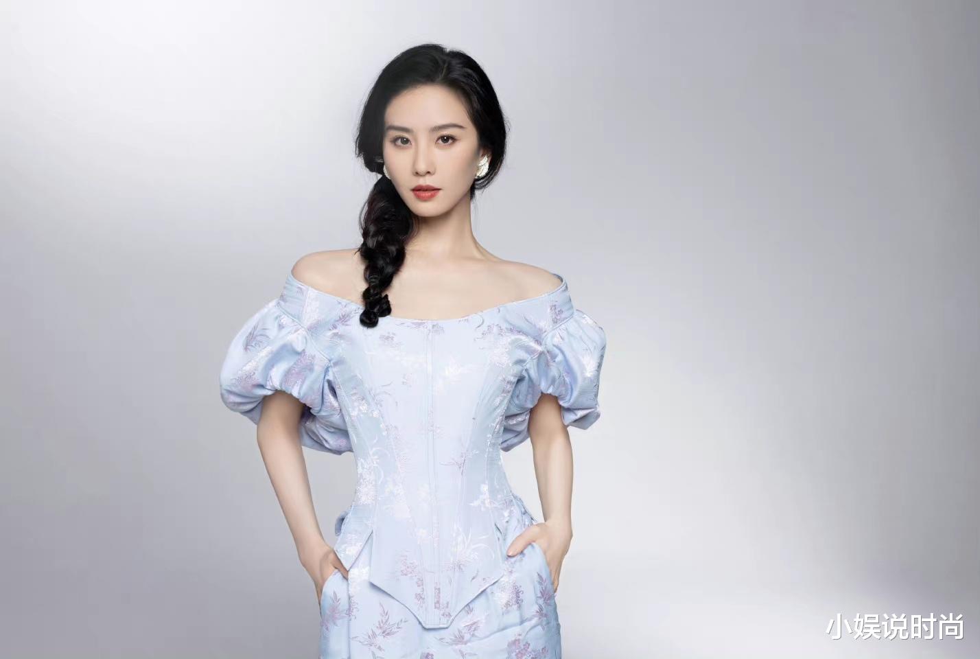 刘诗诗|又被刘诗诗美到了,一袭蓝色露肩长裙搭配麻花辫,清新淡雅又减龄
