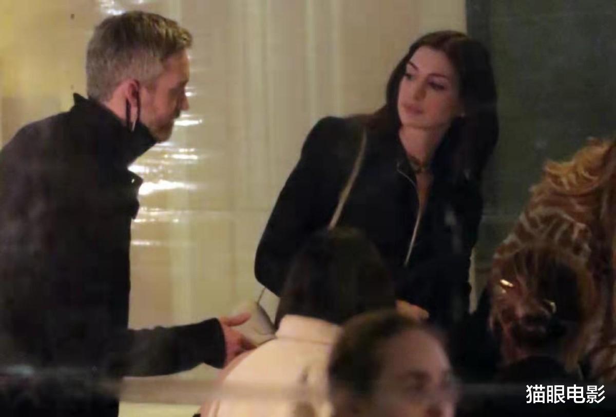 安妮·海瑟薇|39岁安妮海瑟薇魅力有多大，喝口水都像在拍电影，网友：公主本人