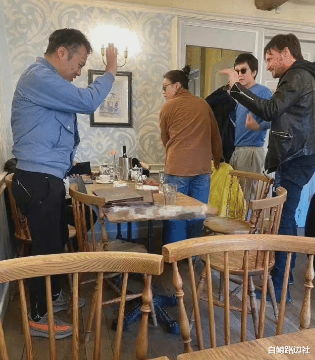 马思纯|马思纯回国后陪家人逛街！身材发福比妈妈还胖，挺肚子走路引热议