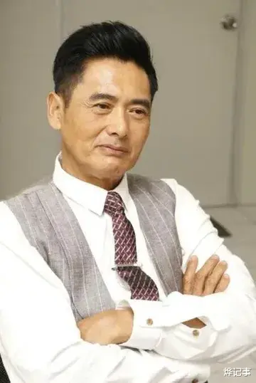 周润发|67岁的周润发跑在街上,四肢细长如竹竿,瘦成纸片的人令人担忧