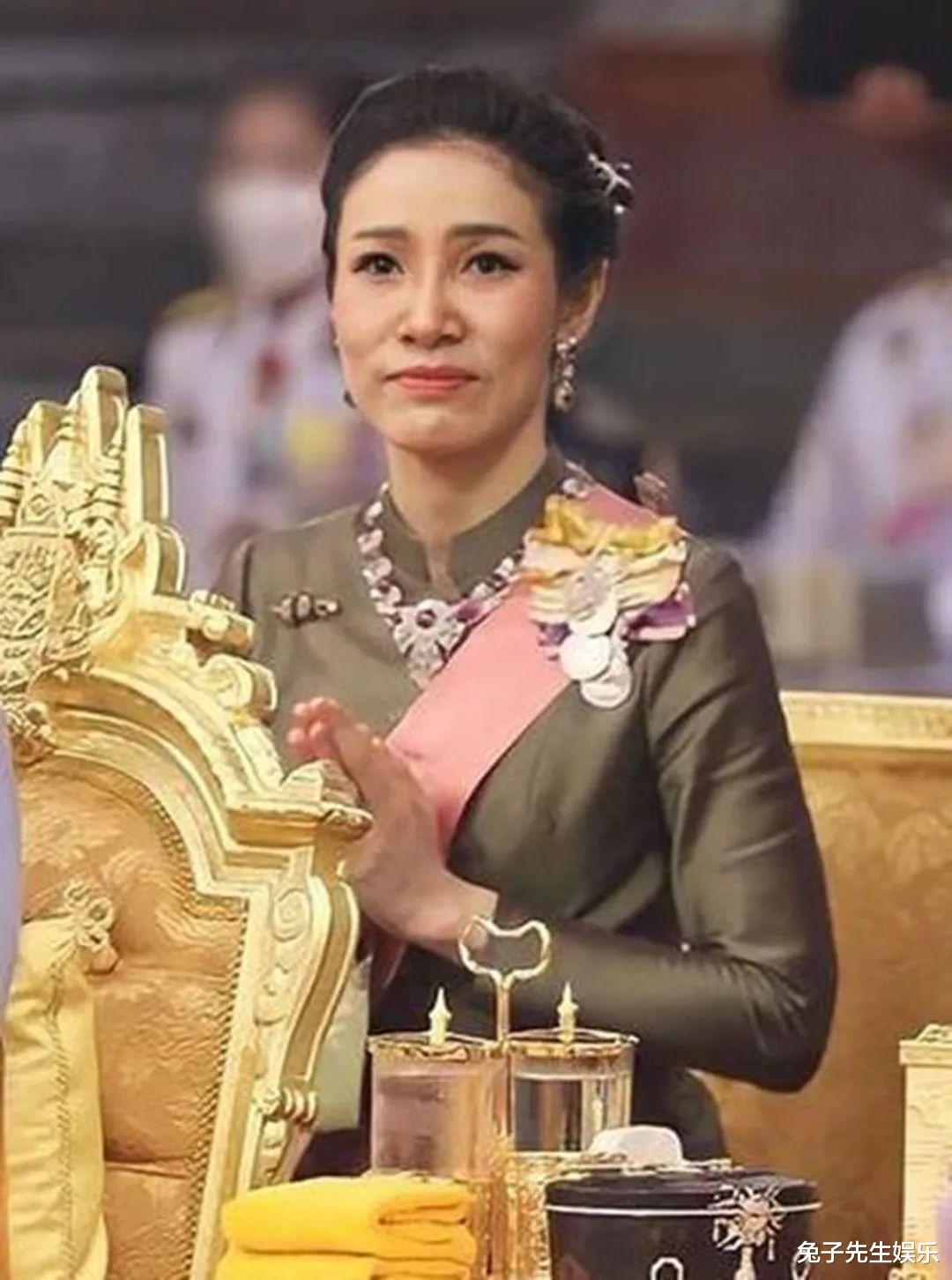 诗妮娜|此处无声胜有声，诗妮娜未曾露面，她的照片已经刊登在皇家海报上