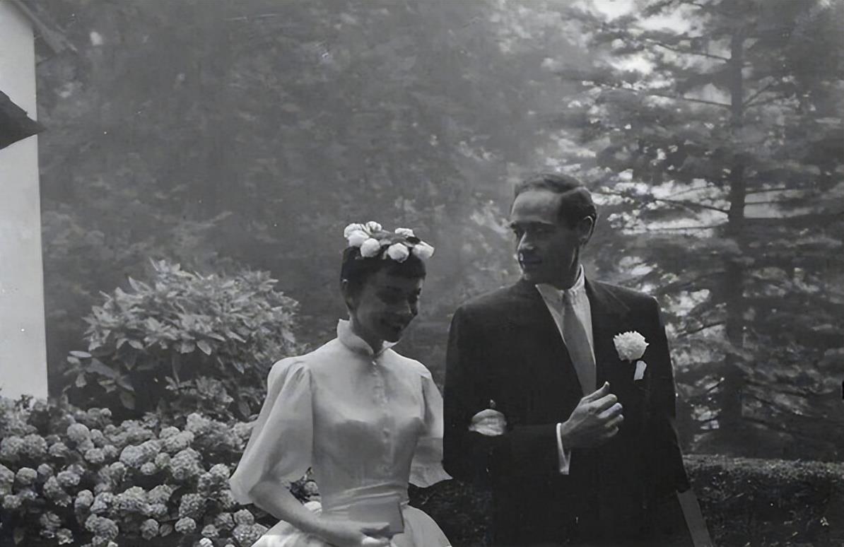 奥黛丽·赫本|奥黛丽赫本根本不完美：两段婚姻三次流产数度被出轨，她输在哪？