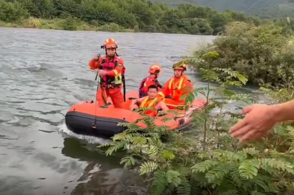 盐城|江苏盐城，水闸管理所员工发现钓鱼爱好者遇险后，第一时间开闸放水