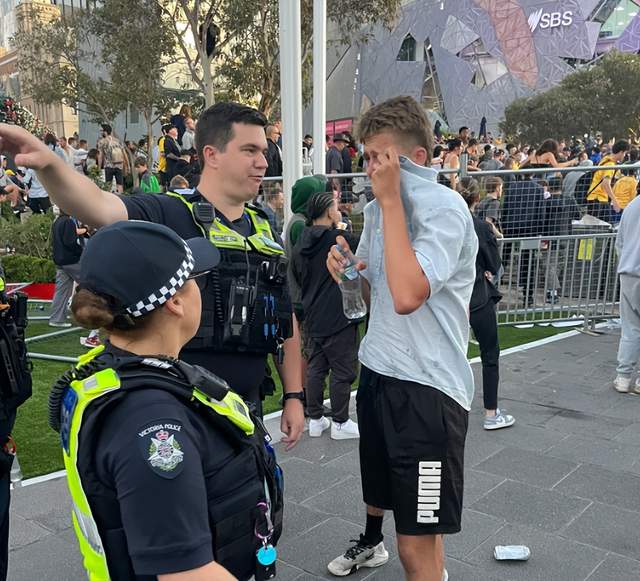 上万球迷涌入CBD观看世界杯,澳洲警方喷洒辣椒水驱散闹事者