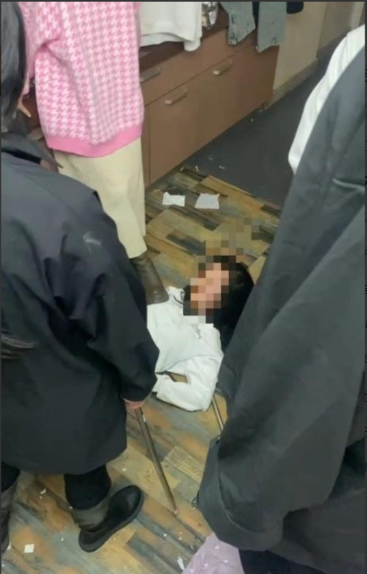 黑龙江齐齐哈尔,某房间内,7名女生正围殴着一名白衣少女