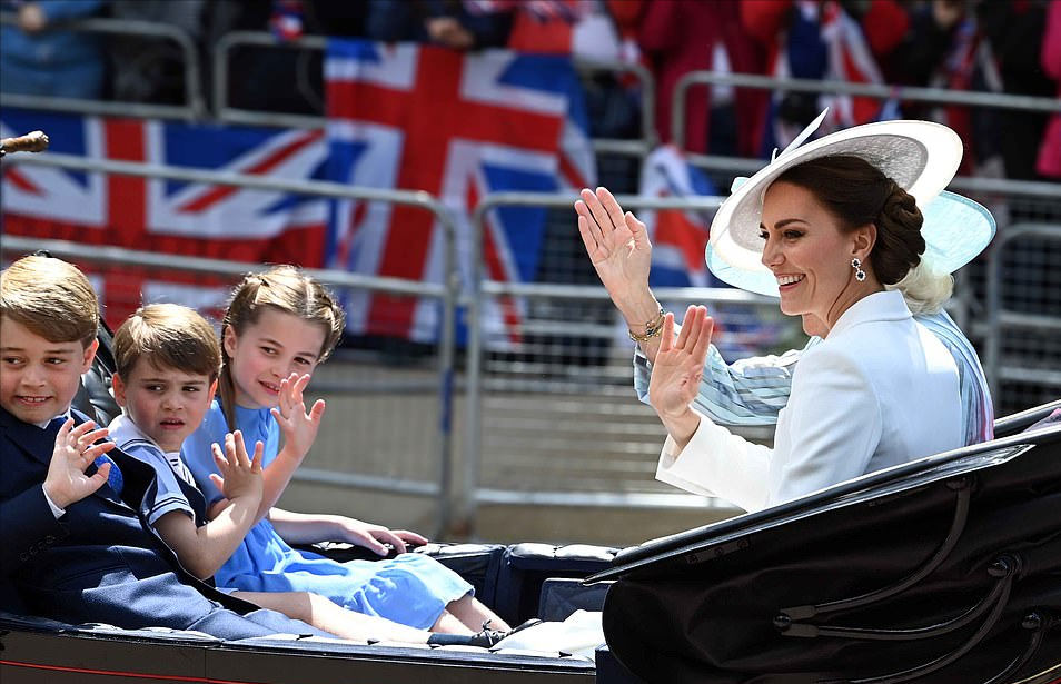 |英王室阳台阅兵太欢快!4岁路易挖鼻孔做鬼脸太可爱,站C位抢风头