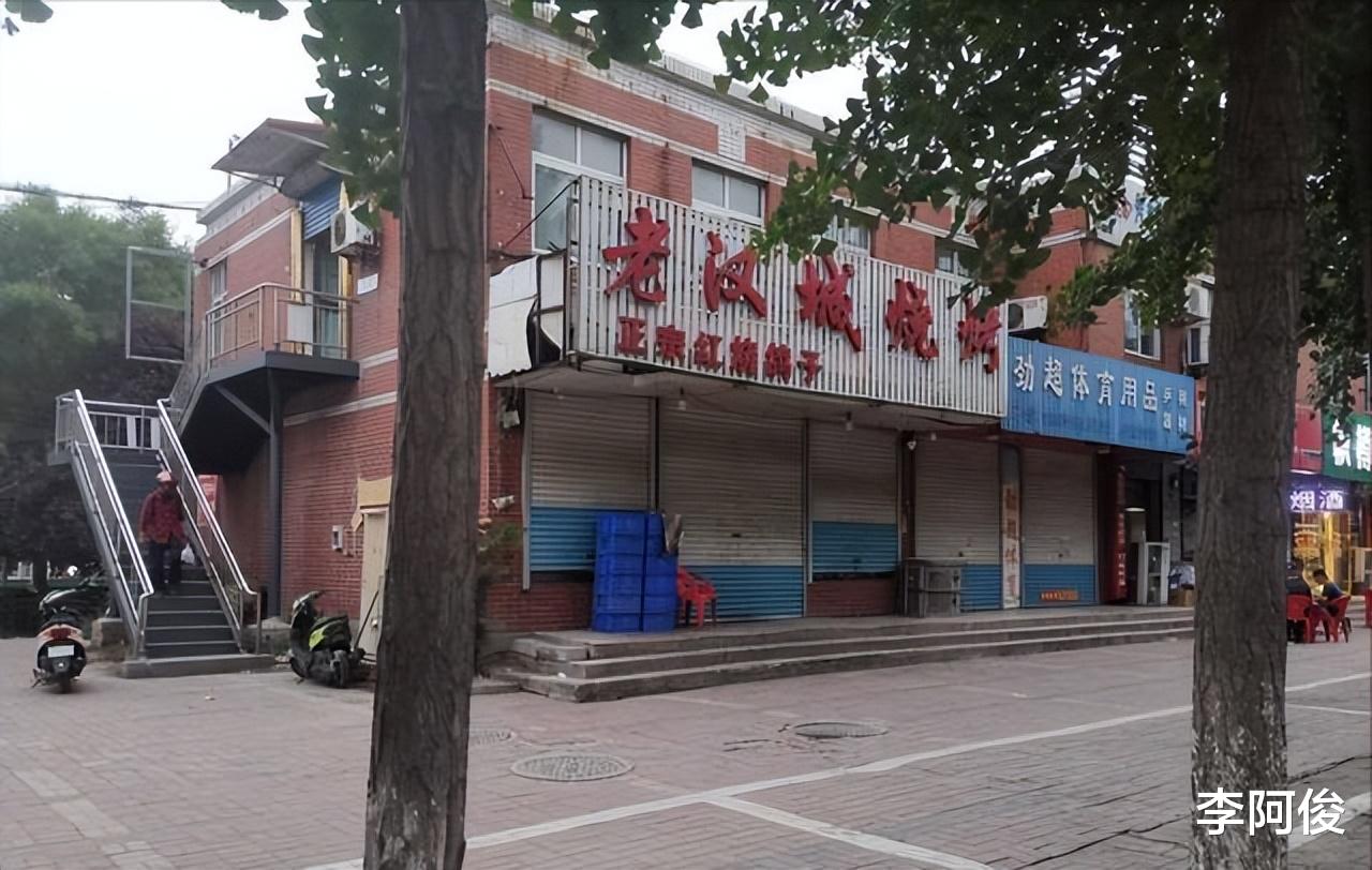 “陈继志绝对看上黑衣女子了”,有网友说,反复看视频还真有可能