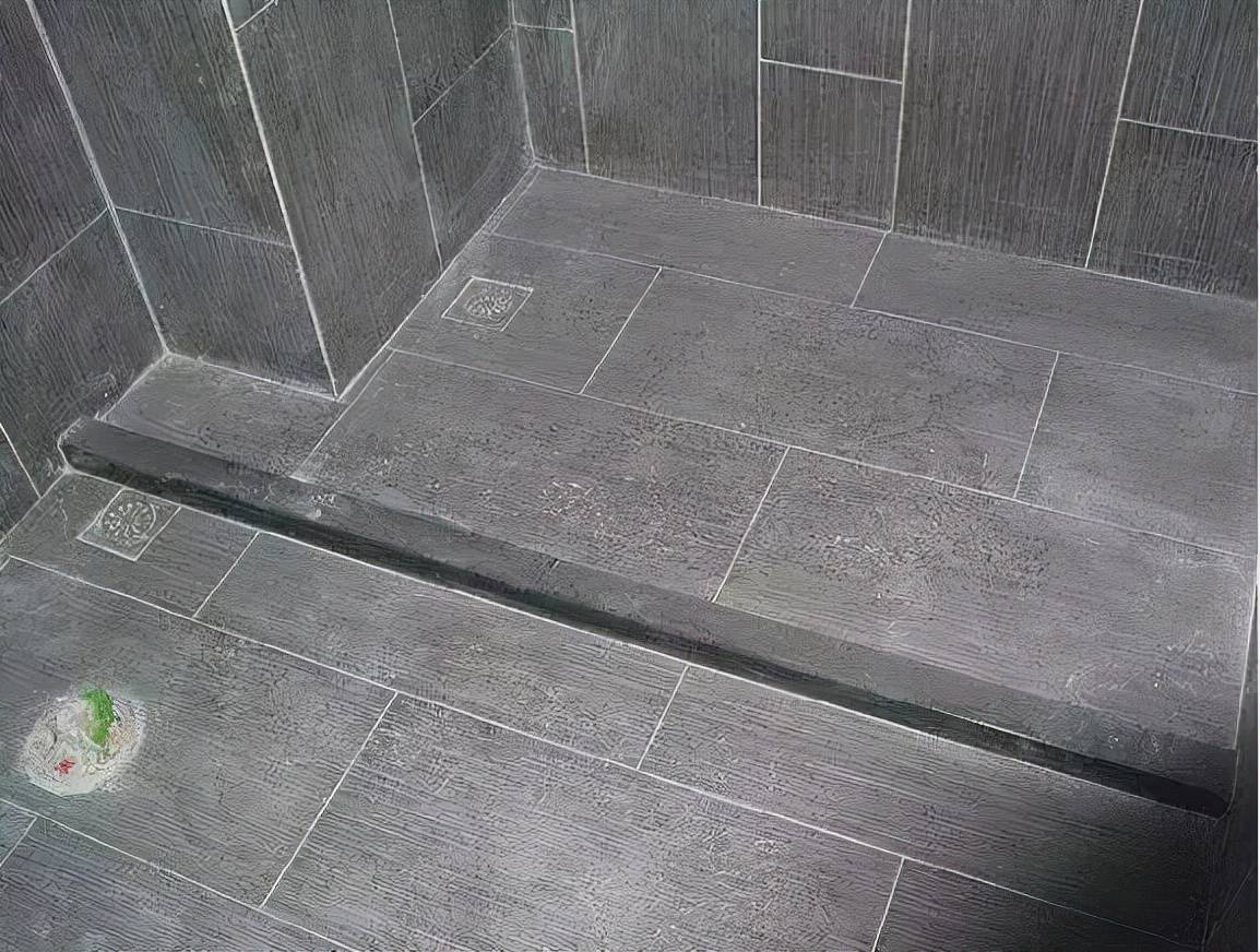 卫生间地面不要做斜坡了,聪明人这样一设计,下水快还防滑