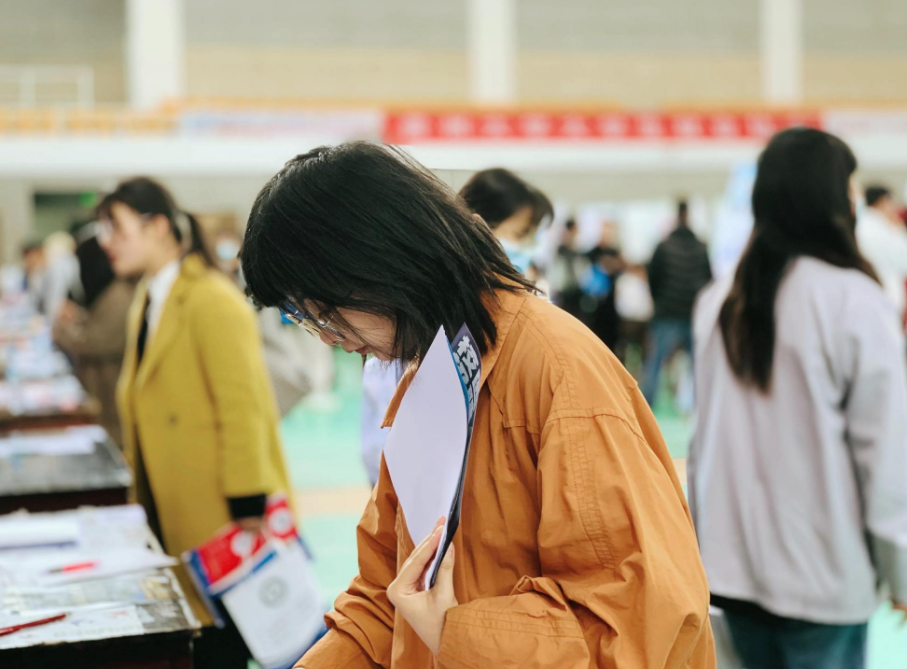 求职|满满的荣誉不如一纸文凭?专科生发文吐槽,五年青春只是一堆废纸