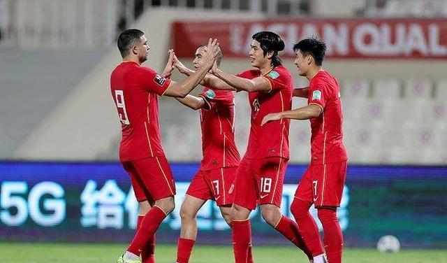 沙特队|从1-0到2-1！国足6杀沙特，李霄鹏冲首胜，吴曦被禁赛，央视直播