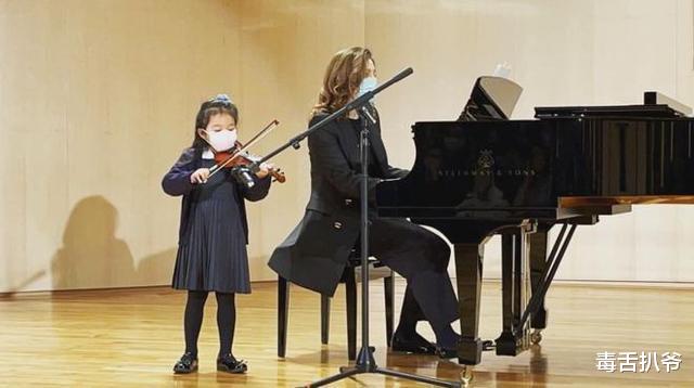 霍启刚带儿女现身音乐会，郭晶晶素颜出镜气质佳，一家五口超温馨