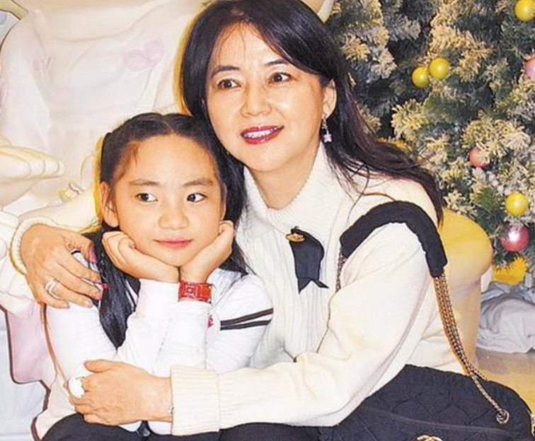 64岁胡慧中回内地即将复出！21岁女儿罕同行，体重175斤身材圆润