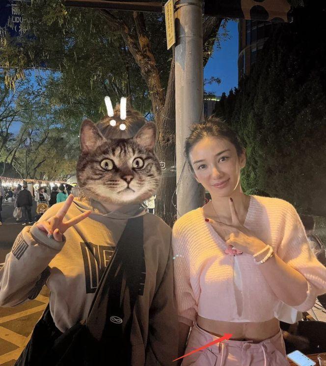 黄奕|网友街头偶遇黄奕,素颜状态被赞年轻,腰间出现疤痕引发热议